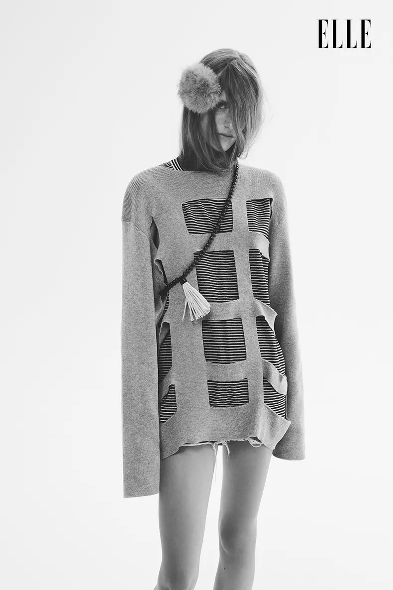 Top COS; pulover Comme Des Garçons Shirt, magazinul Entrance; colier Dsquared2 și clamă de păr By Marlene Birger, ambele www.zalando.ro.