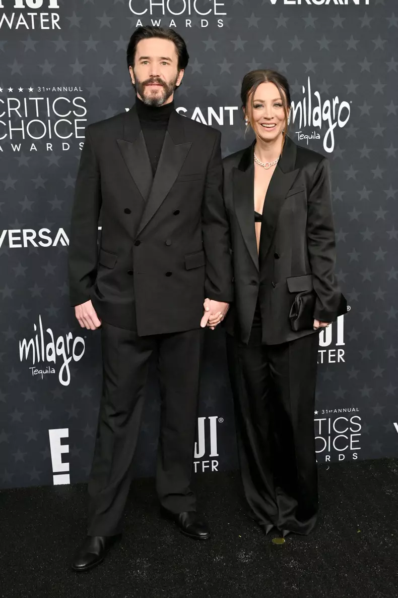 Kaley Cuoco (ținută Simkhai) și Tom Pelphrey (ținută Saint Laurent)