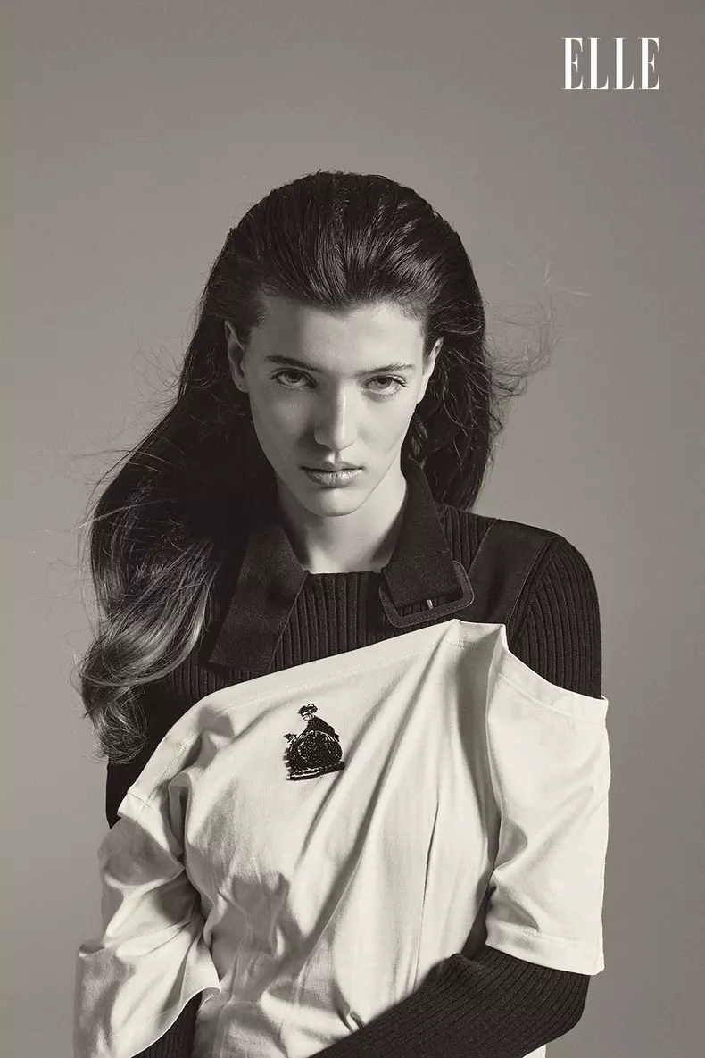 Top COURREGES, magazinul APARTERRE; bluză LANVIN, magazinul MENGOTTI.