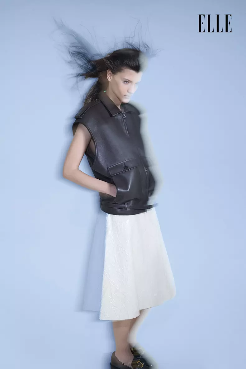 Vestă COURREGES și fustă A.W.A.K.E. MODE, ambele magazinul APARTERRE; sutien de la costum de baie AGENT PROVOCATEUR, WWW.ZALANDO.RO.