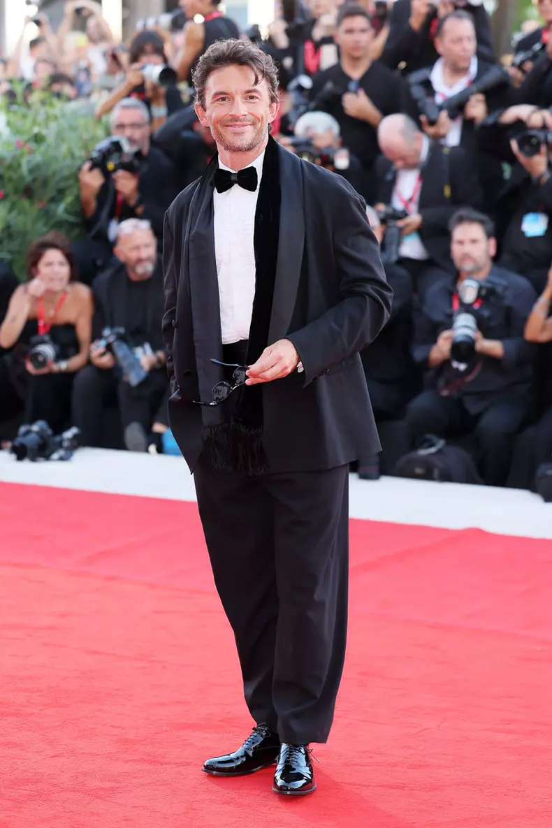 Jonathan Bailey, ținută Giorgio Armani