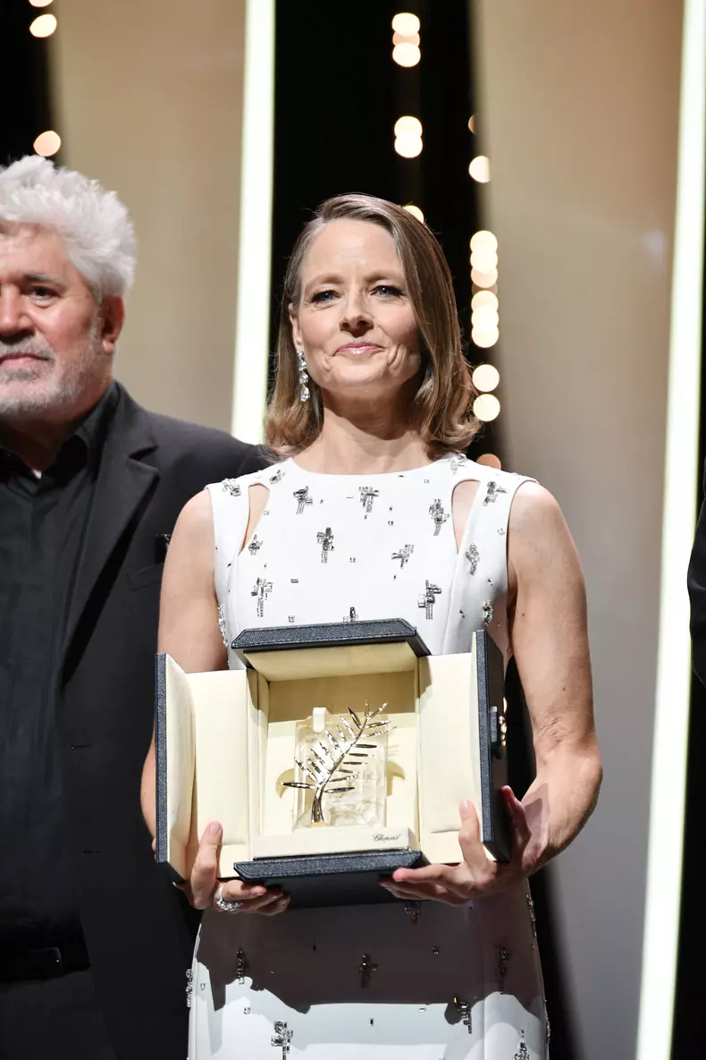 Jodie Foster poses with a Palme d'Or Life Achievement Award - Cannes