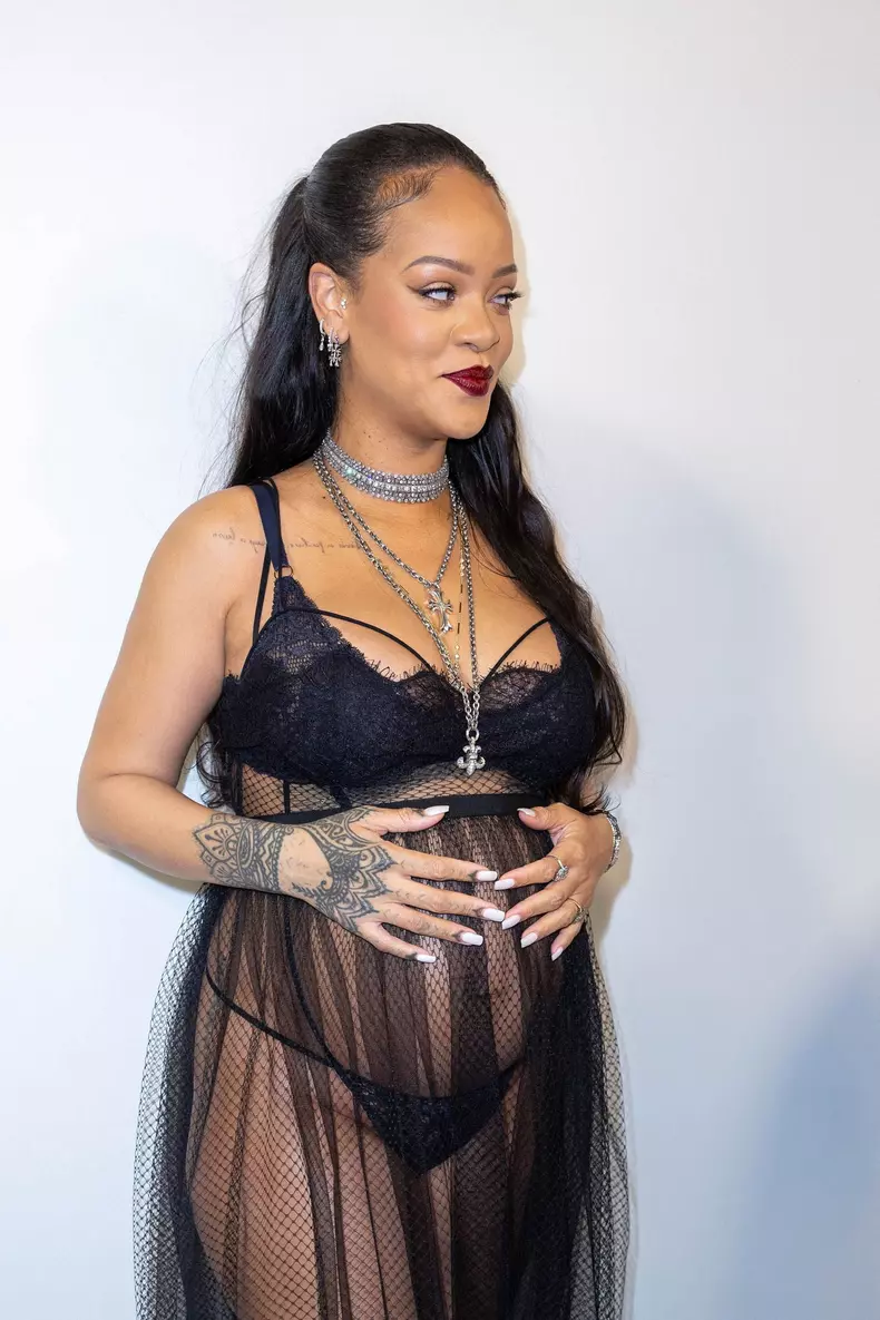 Semi-Exclusif - Rihanna dans les backstage du défilé de mode automne-hiver 2022/2023 "Christian Dior" lors de la fashion week de Paris