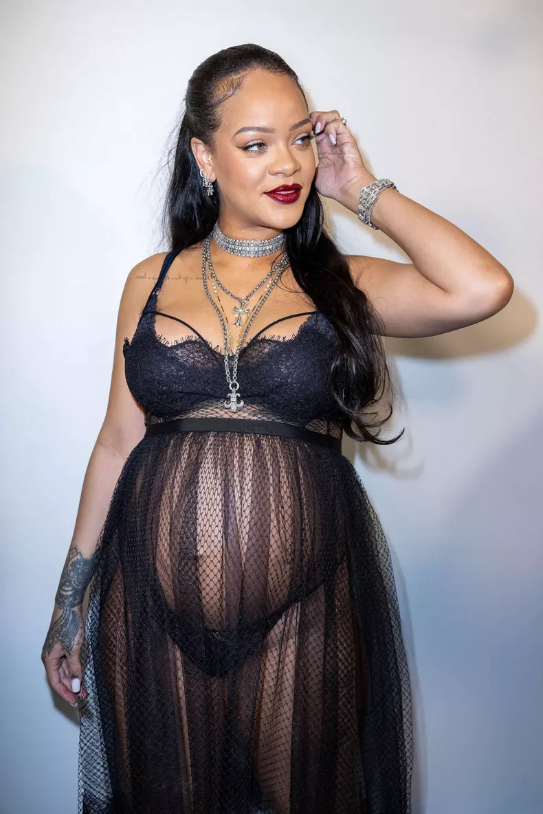 Semi-Exclusif - Rihanna dans les backstage du défilé de mode automne-hiver 2022/2023 "Christian Dior" lors de la fashion week de Paris