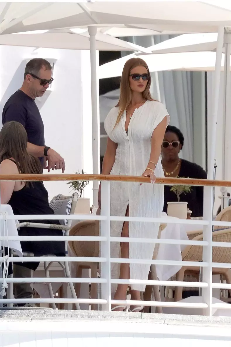 Rosie Huntington-Whiteley, selfie controversat la un an de când a născut
