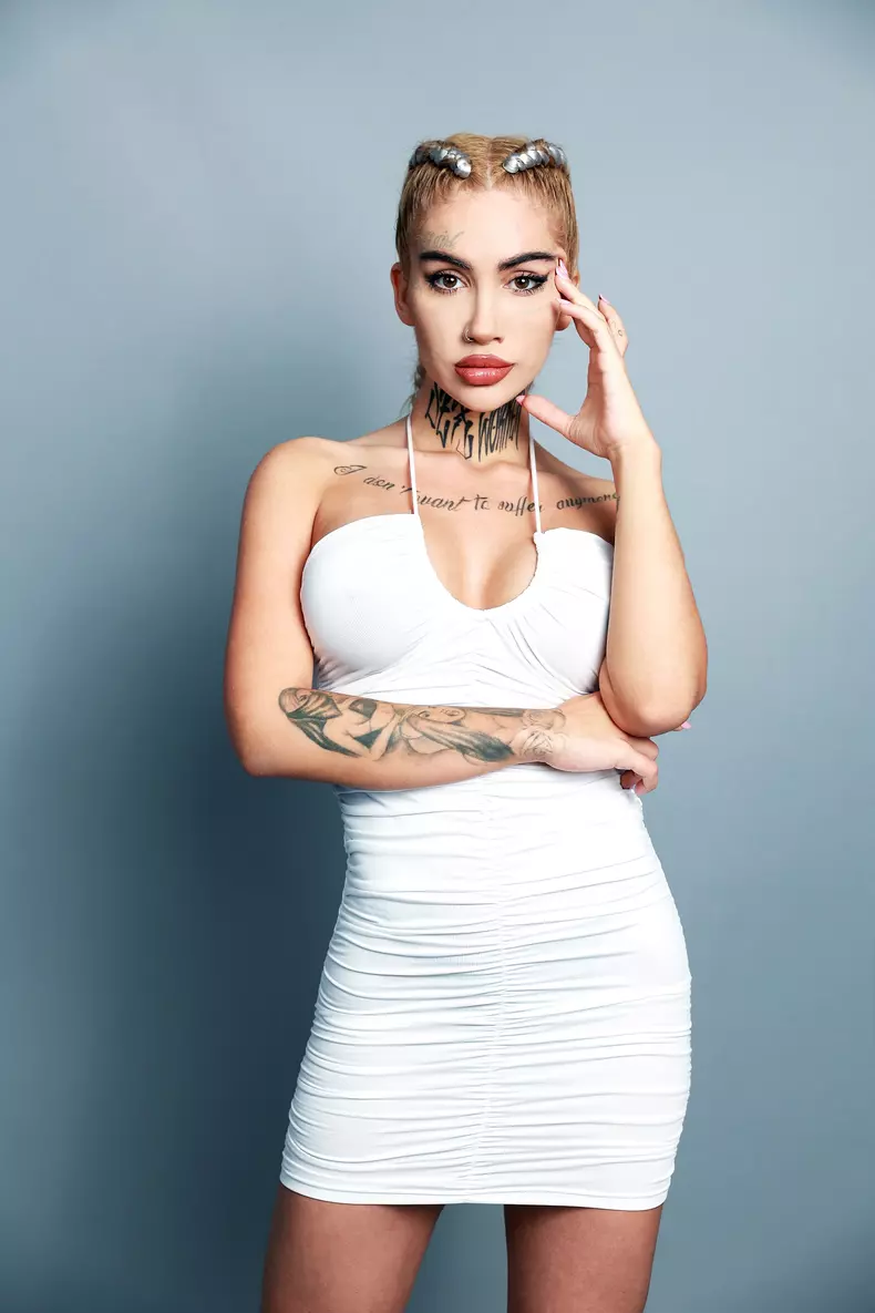 Bia Khalifa - Sunt celebru, scoate-ma de aici