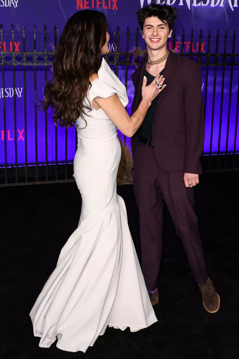 Catherine Zeta-Jones si fiul ei, la premiera Wednesday Netflix
