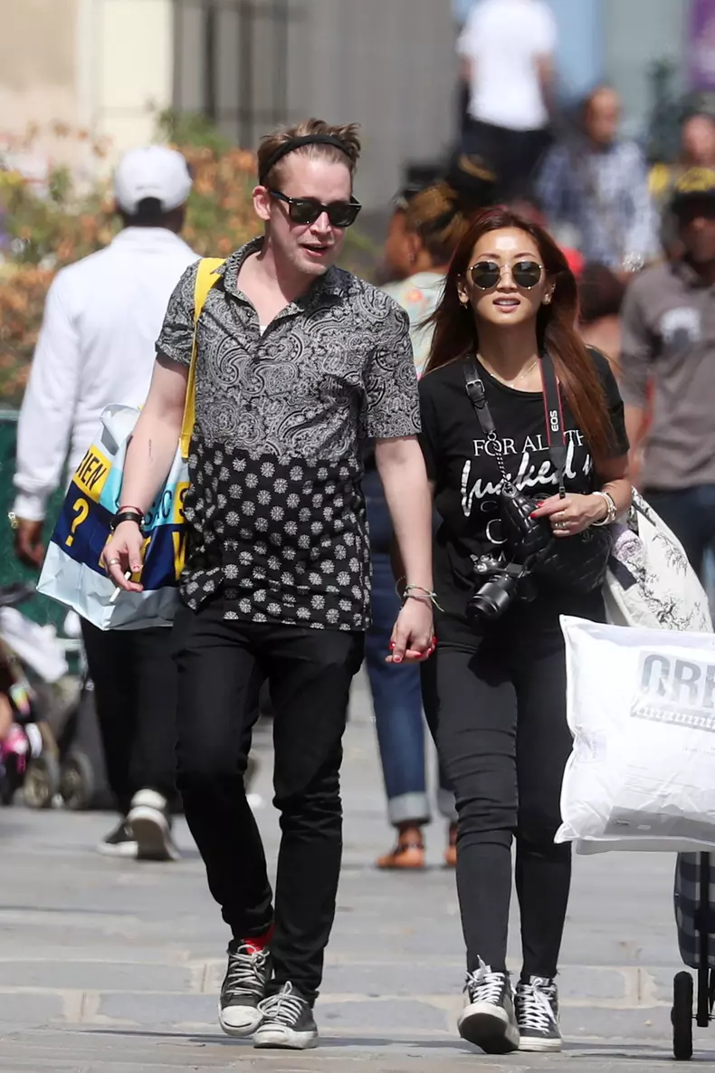 Exclusif - Prix Spécial - No Web - Macaulay Culkin et sa compagne Brenda Song dans les rues de Paris