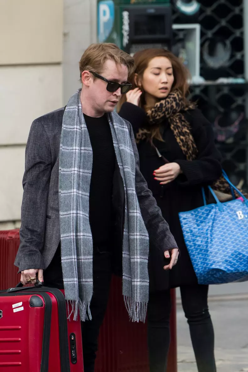 Exclusif - Macaulay Culkin et sa compagne Brenda Song quittent leur appartement parisien pour se rendre à l'aéroport Roissy CDG