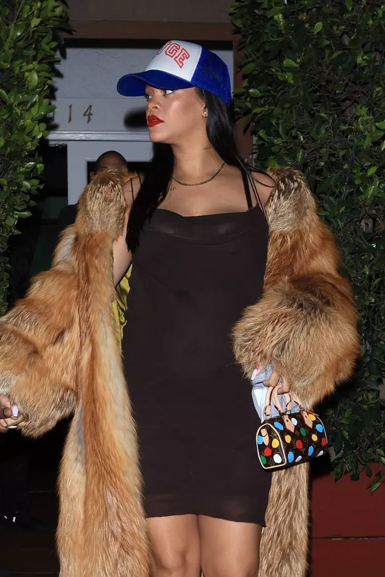 rihanna-iesire-in-oras-cu-iubitul-ei-si-fiul-lor.-cum-s-au-asortat-aap-rocky-si-bebelusul-9