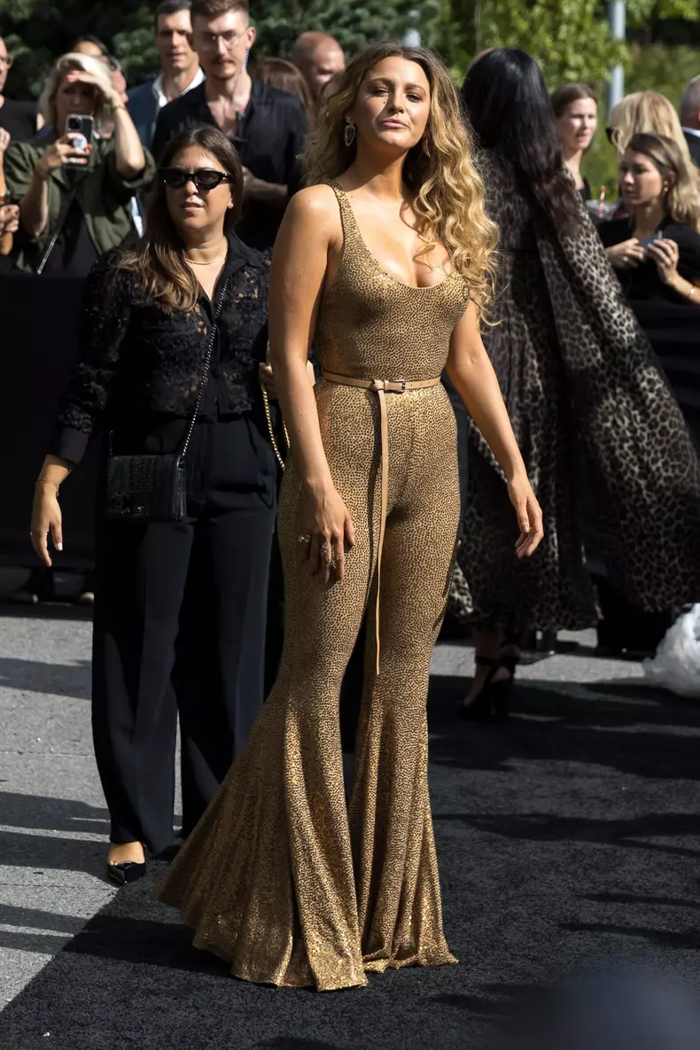 Blake Lively, strălucitoare la Săptămâna Modei de la New York. A apărut ca o regină disco a anilor ’70