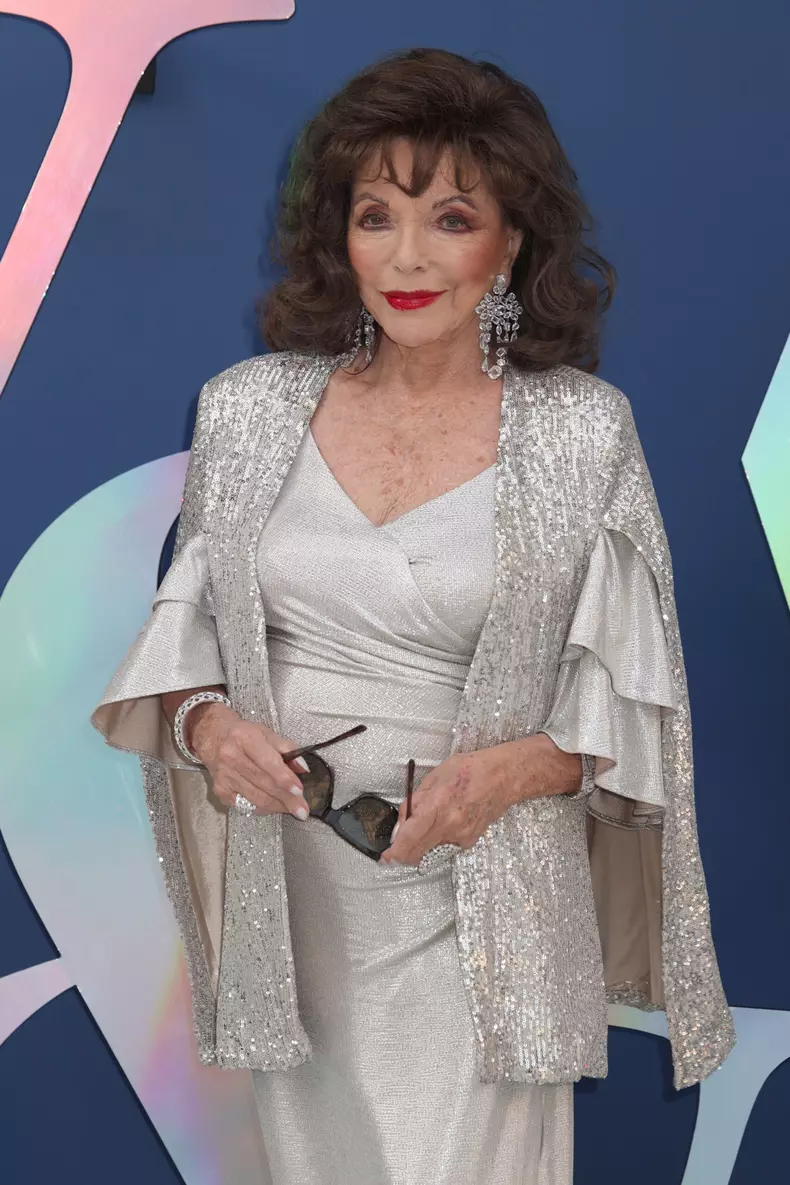Cum arată Joan Collins la 90 de ani