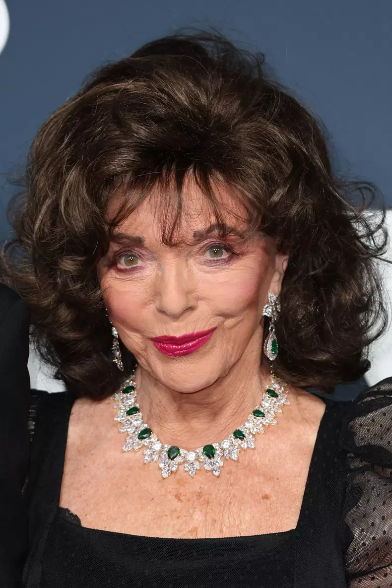 Cum arată Joan Collins la 90 de ani