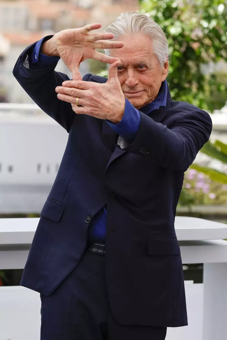 Michael Douglas candidează la titlul de Cel mai sexy bunic în viață