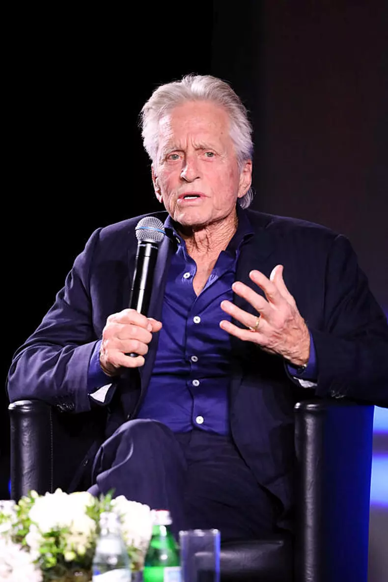 Michael Douglas candidează la titlul de Cel mai sexy bunic în viață