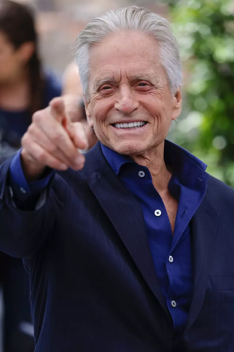 Michael Douglas candidează la titlul de Cel mai sexy bunic în viață