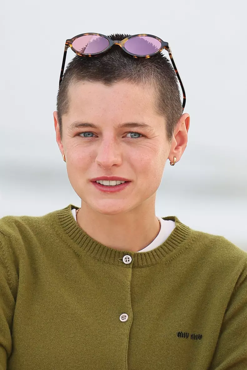 Rami Malek și Emma Corrin formează un cuplu. În ce ipostaze tandre au fost surprinși