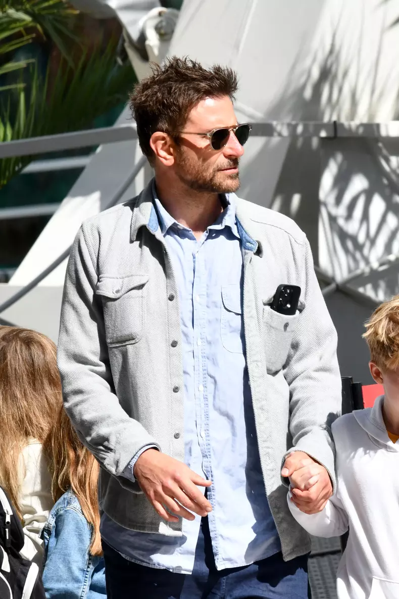 Exclusif - Prix spécial - No Crédit - BI - No Web - Bradley Cooper et sa fille Lea de Seine vont à la fête des Tuileries à Paris avec des amis