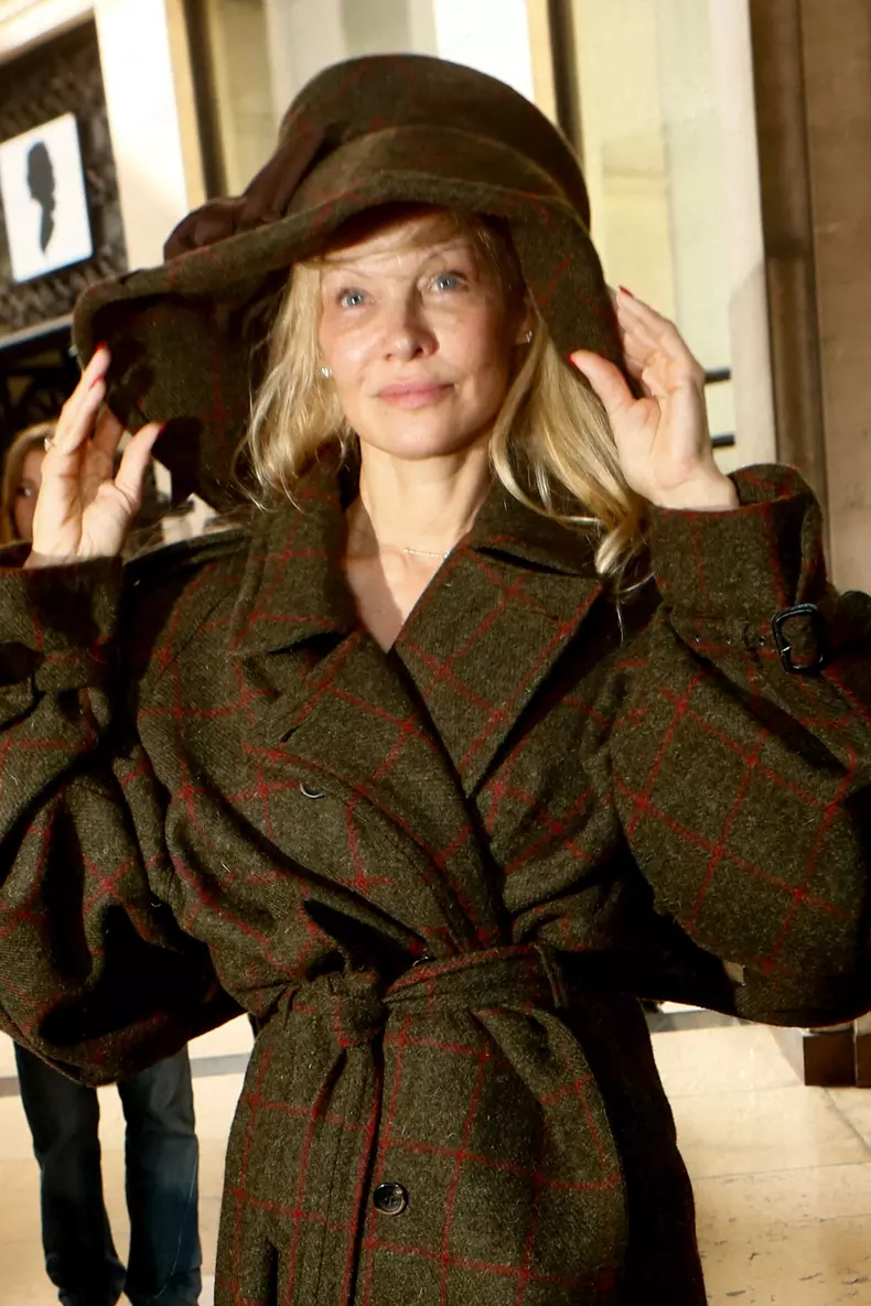 Pamela Anderson, nemachiată la Săptămâna Modei de la Paris. Reacția lui Jamie Lee Curtis: „Sunt uluită de acest act de curaj”