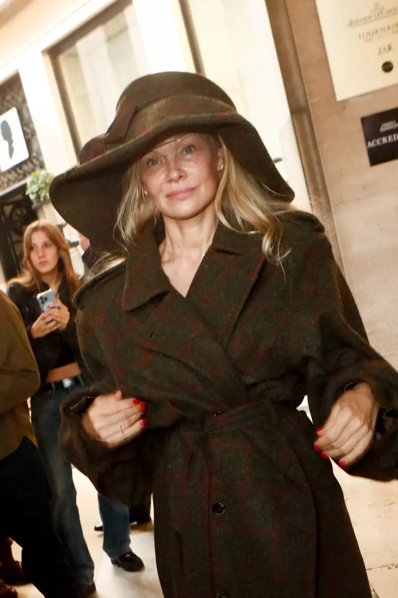 Pamela Anderson, nemachiată la Săptămâna Modei de la Paris. Reacția lui Jamie Lee Curtis: „Sunt uluită de acest act de curaj”