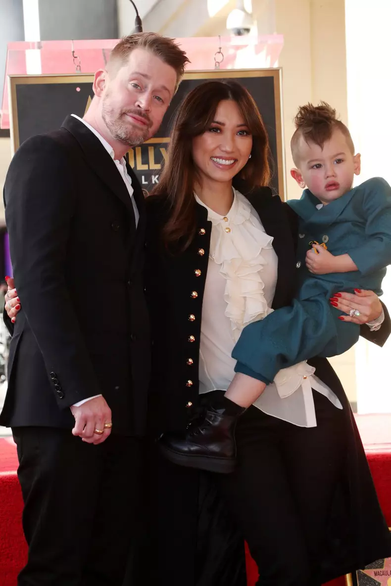 Macaulay Culkin, prima apriție alături de iubita lui și cei doi copii ai lor. Fiul cel mare seamănă izbitor cu actorul din „Singur acasă”