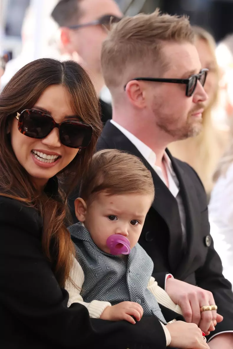 Macaulay Culkin, prima apriție alături de iubita lui și cei doi copii ai lor. Fiul cel mare seamănă izbitor cu actorul din „Singur acasă”