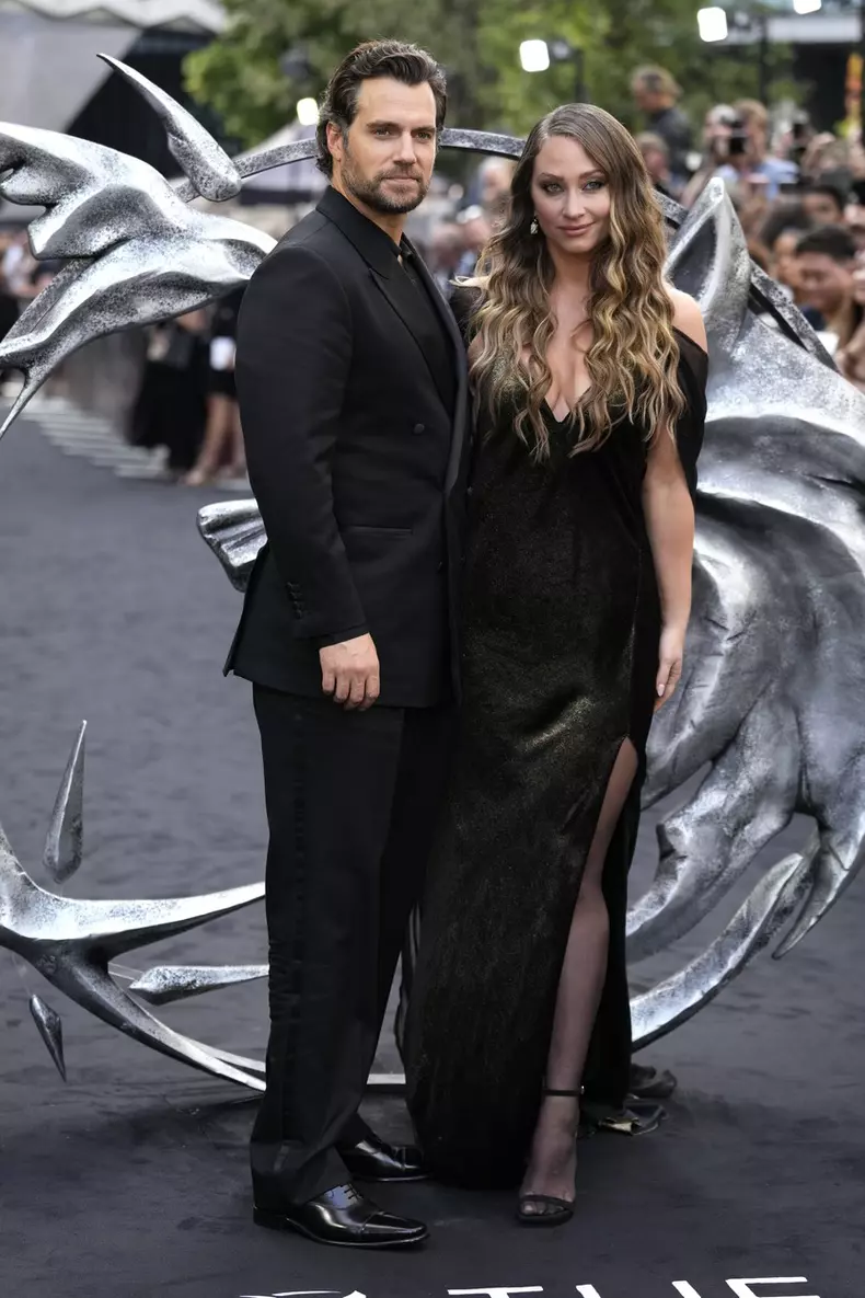 Cine este iubita lui Henry Cavill 