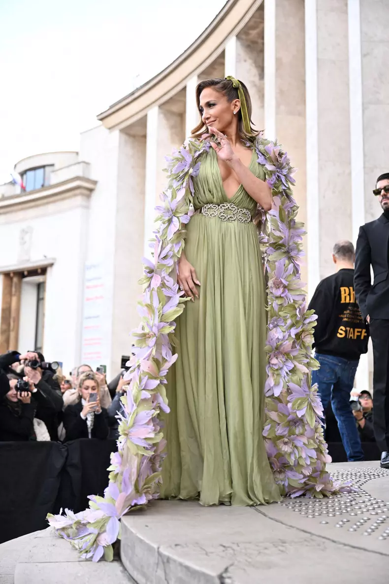 Jennifer Lopez participă la show-ul Elie Saab Haute Couture primăvarăvară 2024, în cadrul Săptămânii Modei de la Paris, pe 24 ianuarie 2024, în Paris, Franț