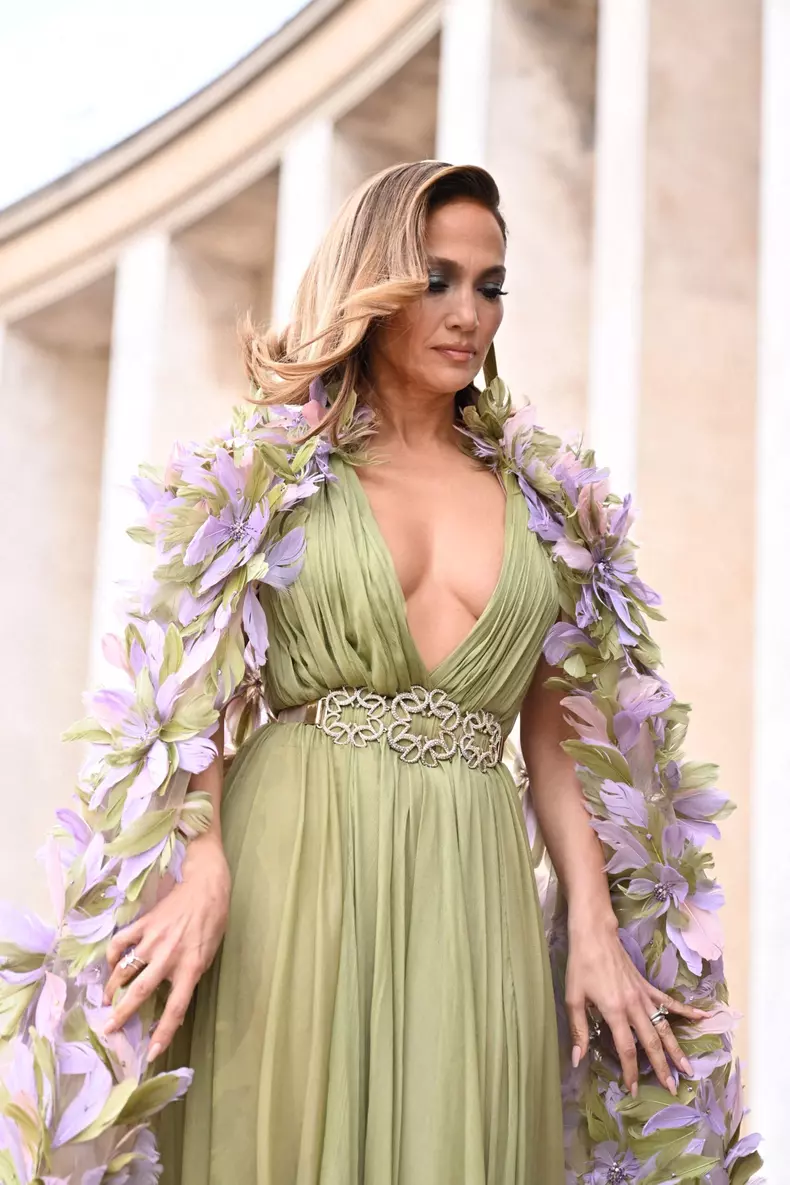 Jennifer Lopez participă la show-ul Elie Saab Haute Couture primăvarăvară 2024, în cadrul Săptămânii Modei de la Paris, pe 24 ianuarie 2024, în Paris, Franț