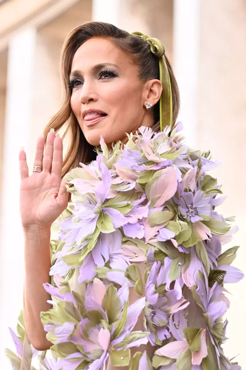 Jennifer Lopez participă la show-ul Elie Saab Haute Couture primăvarăvară 2024, în cadrul Săptămânii Modei de la Paris, pe 24 ianuarie 2024, în Paris, Franț