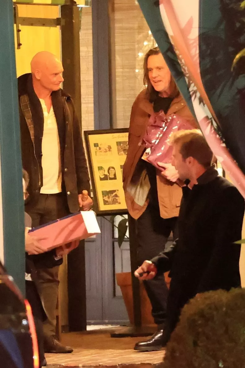 Jim Carrey, schimbare de look radicală la 62 de ani. Cum a fost surprins de paparazzi la petrecerea de ziua lui