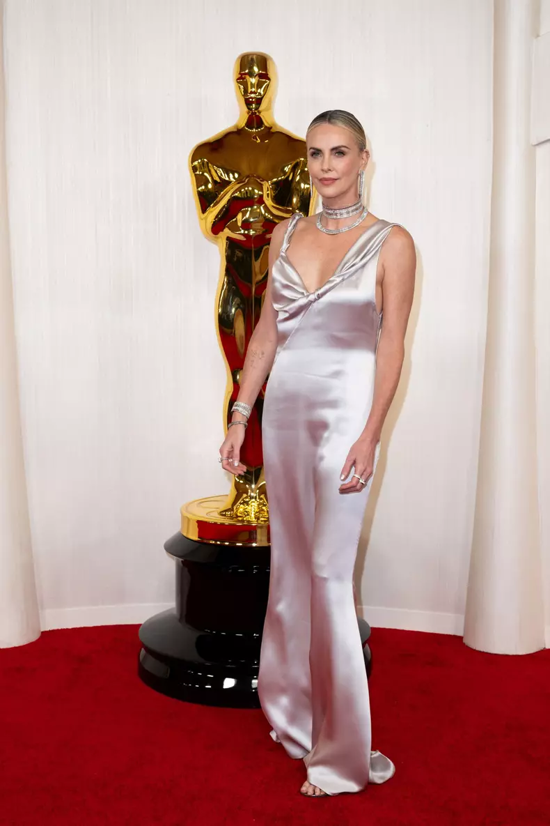 Charlize Theron, pe covorul rosu, la Premiile Oscar 2024