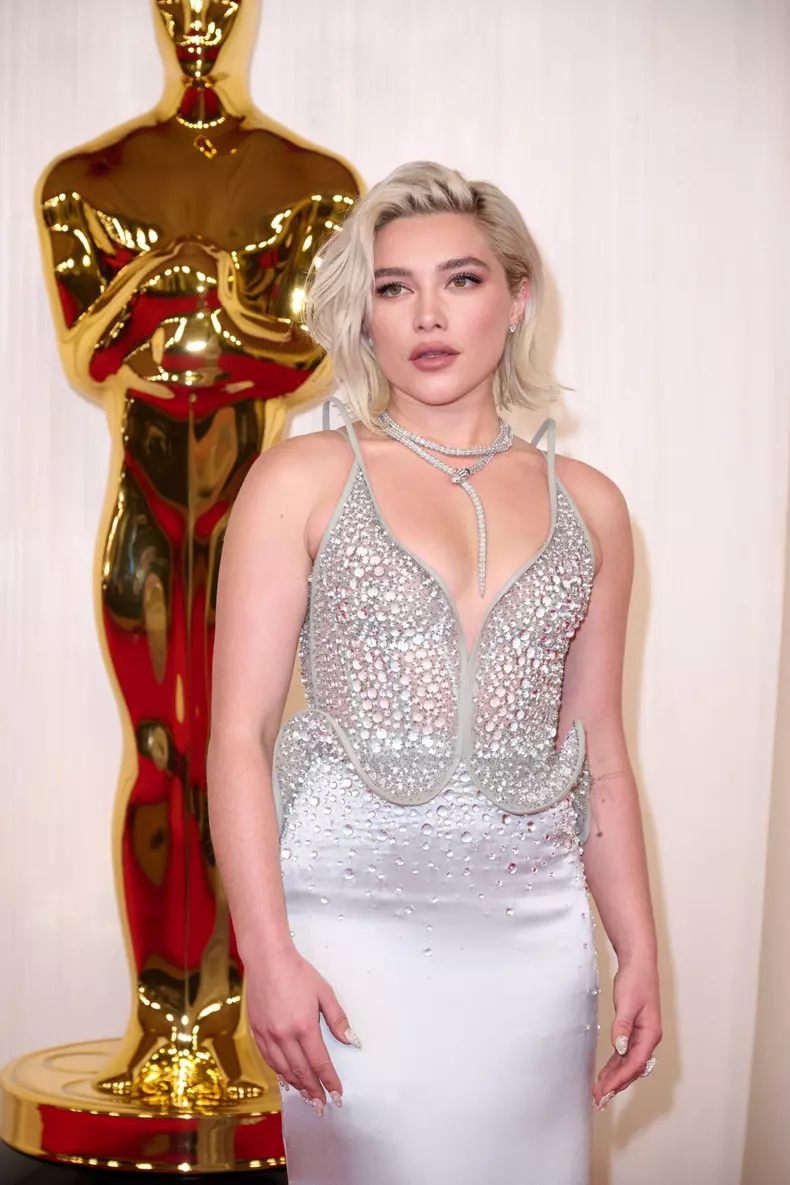 Florence Pugh, pe covorul rosu, la Premiile Oscar 2024