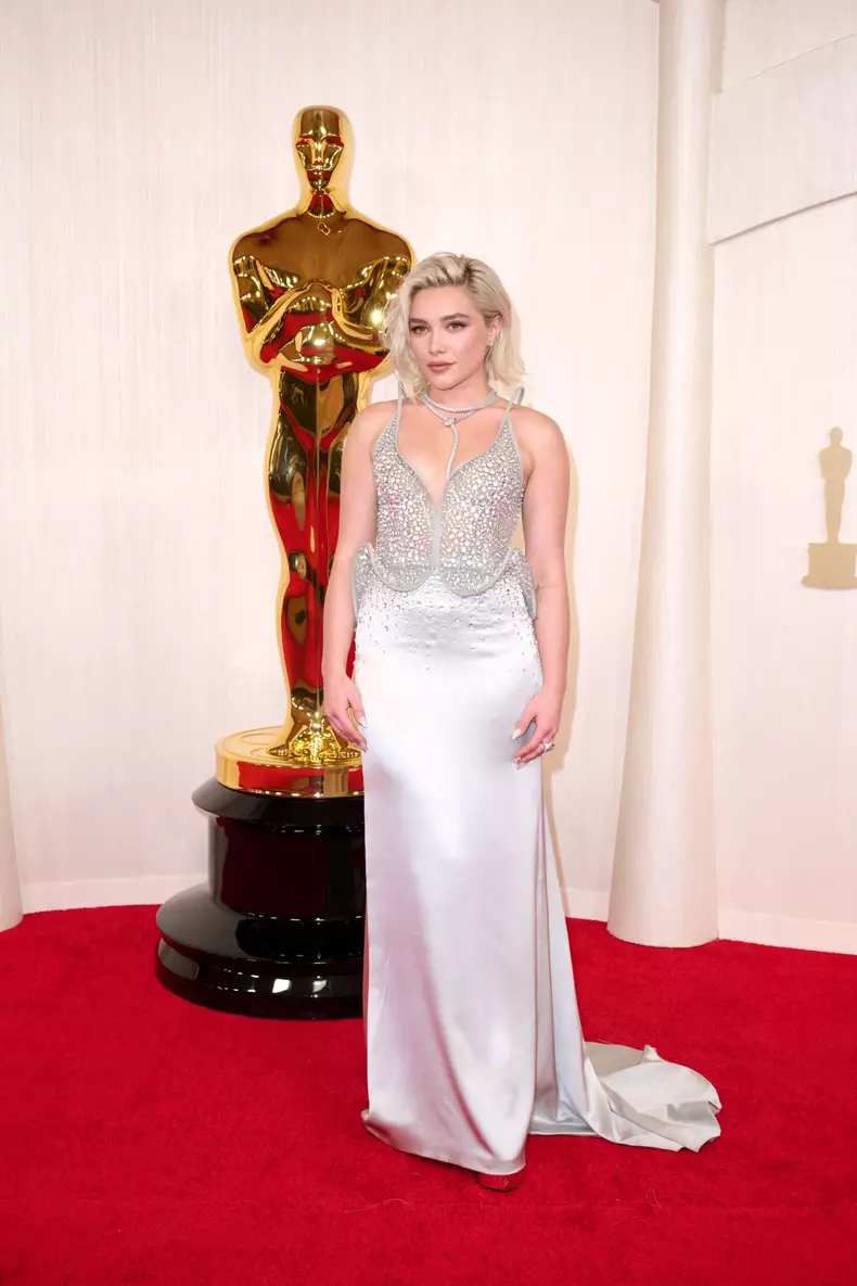Florence Pugh, pe covorul rosu, la Premiile Oscar 2024