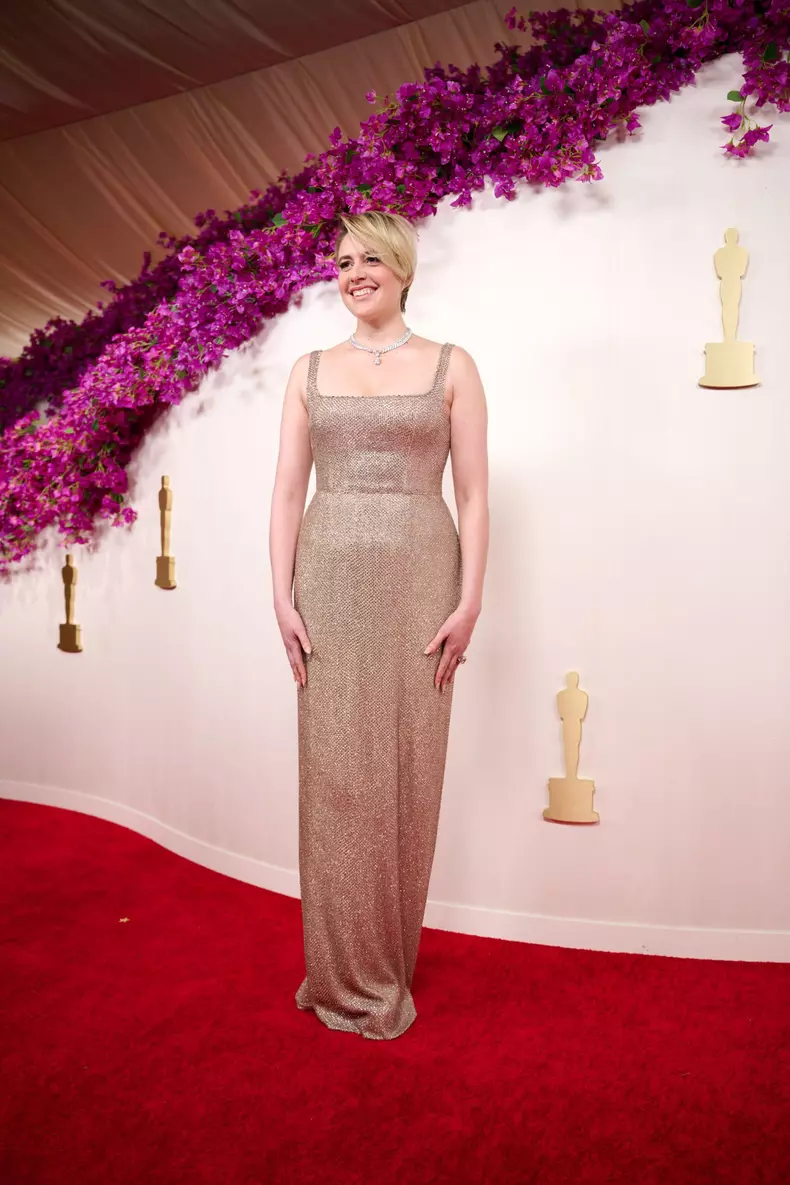 Greta Gerwig, pe covorul rosu, la Premiile Oscar 2024