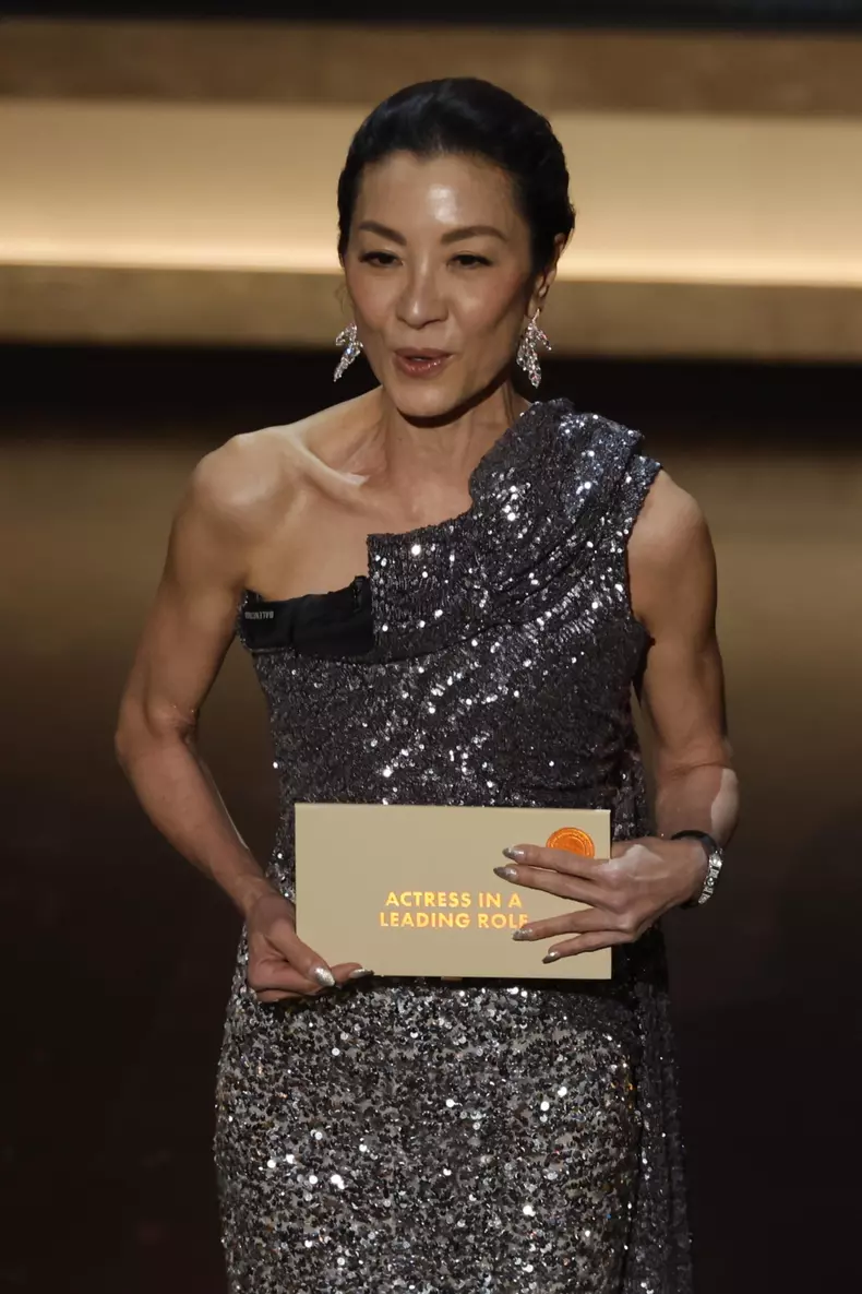 Michelle Yeoh, pe covorul rosu, la Premiile Oscar 2024
