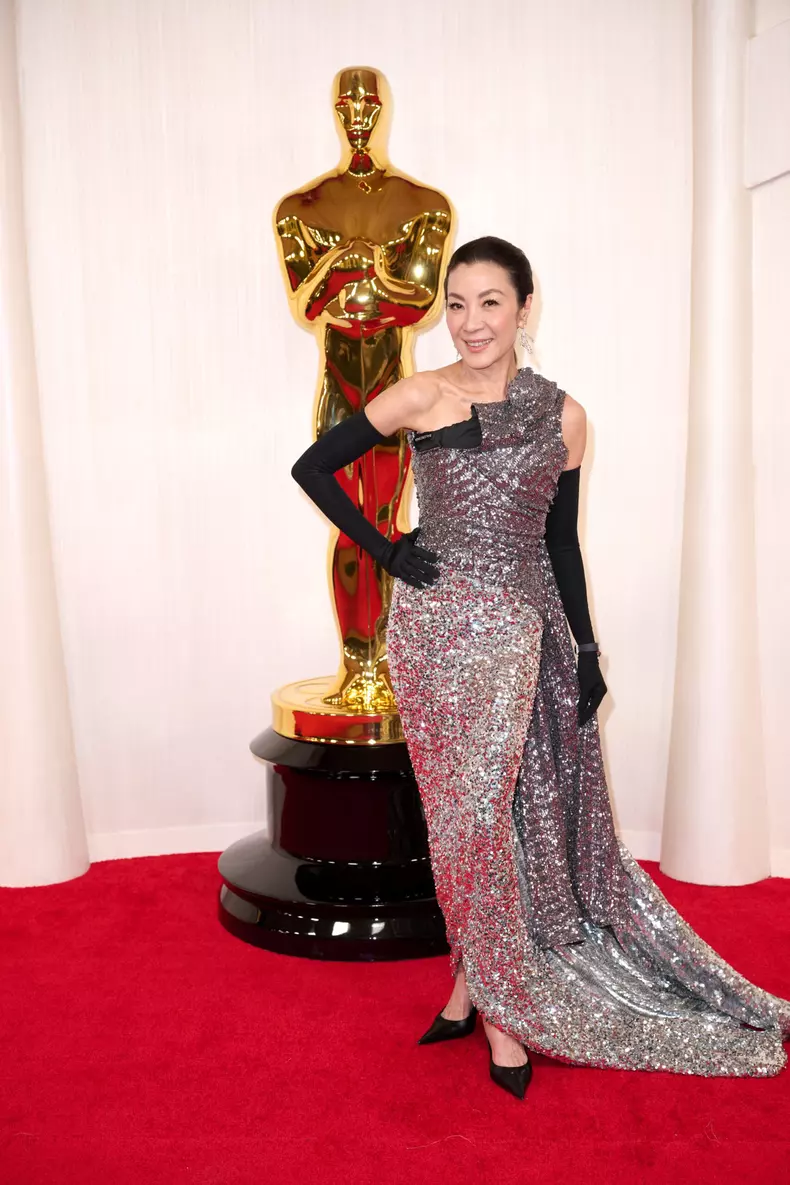 Michelle Yeoh, pe covorul rosu, la Premiile Oscar 2024