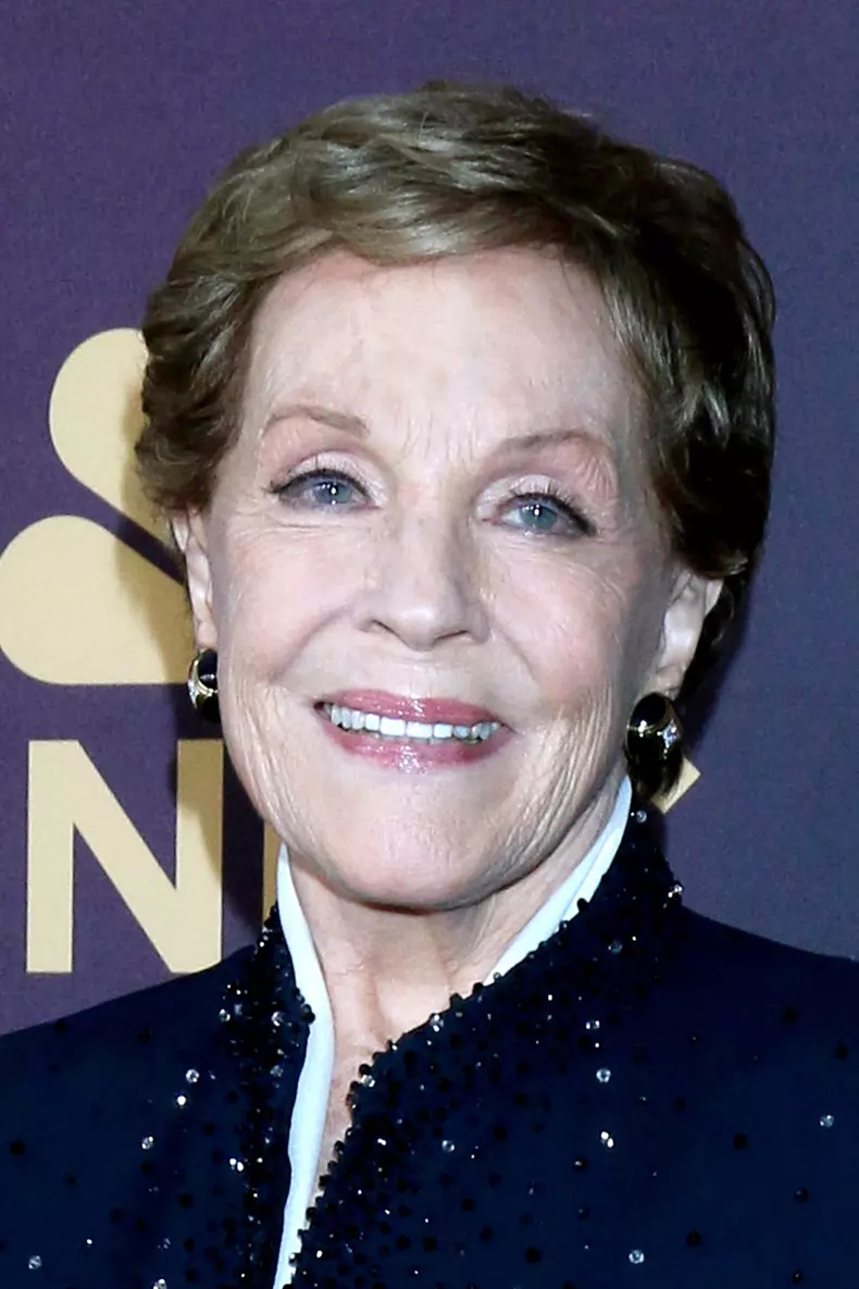 Lady Whistledown este dublată de Julie Andrews în Bridgerton