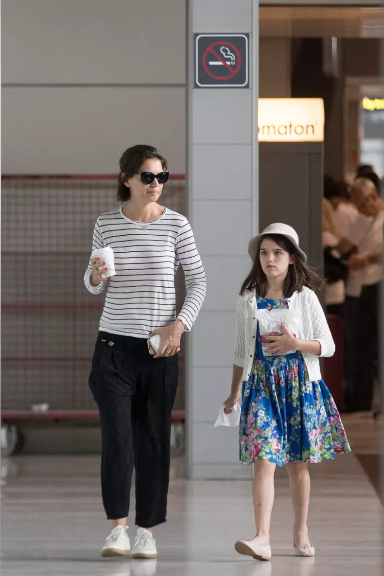 Exclusif - Katie Holmes et sa fille Suri Cruise arrivent à l'aéroport de Paris Charles de Gaulle