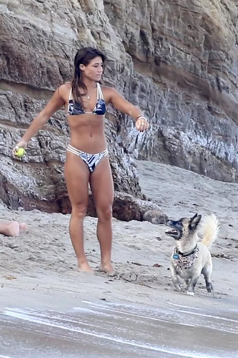 *EXCLUSIVE* David Duchovny and his young love Monique Pendleberry relax at the beach