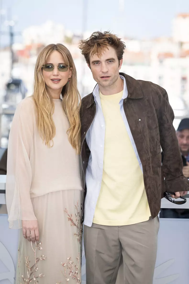 Robert Pattinson și Jennifer Lawrence la photocall-ul „Die My Love” la cea de-a 78-a ediție anuală a Festivalului de Film de la Cannes la Palais des Festivals în Cannes, Franța, pe 18 mai 2025
