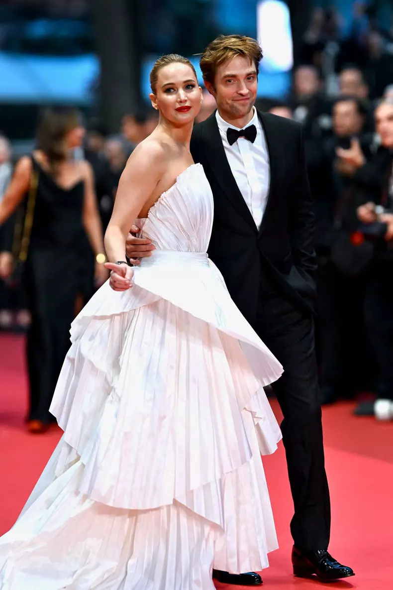 Jennifer Lawrence și Robert Pattinson, apariție amuzantă pe covorul roșu la Cannes 2025  