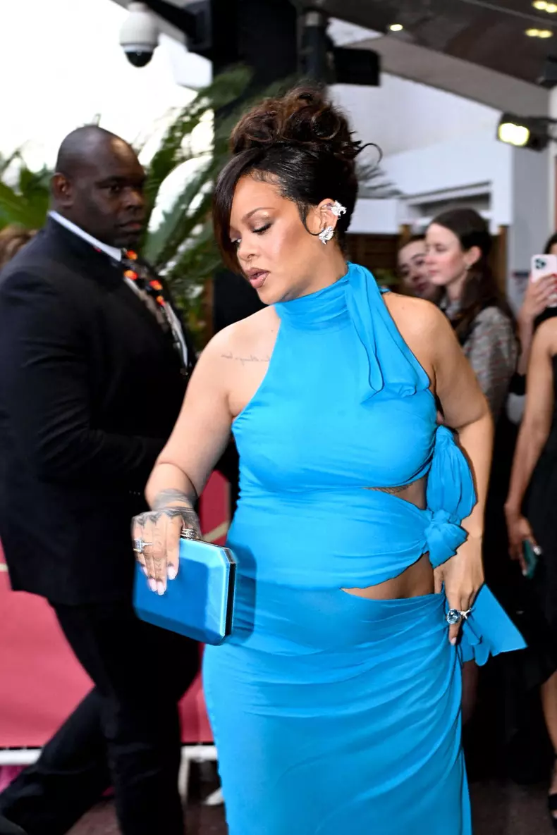 Rihanna signe des autographes lors du 78ème festival international du film de Cannes pendant que son mari Asap Rocky est sur le tapis rouge du film Highest 2 Lowest