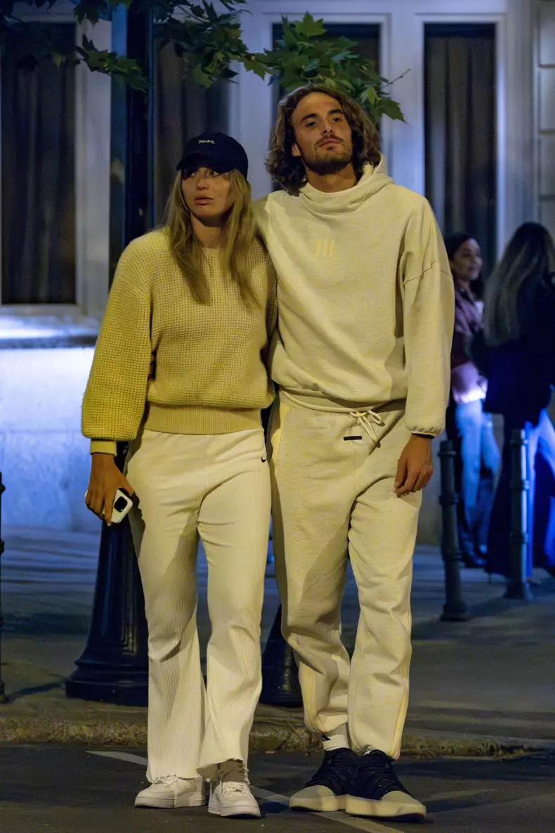 Paula Badosa and Stefanos Tsitsipas kiss each other in Madrid