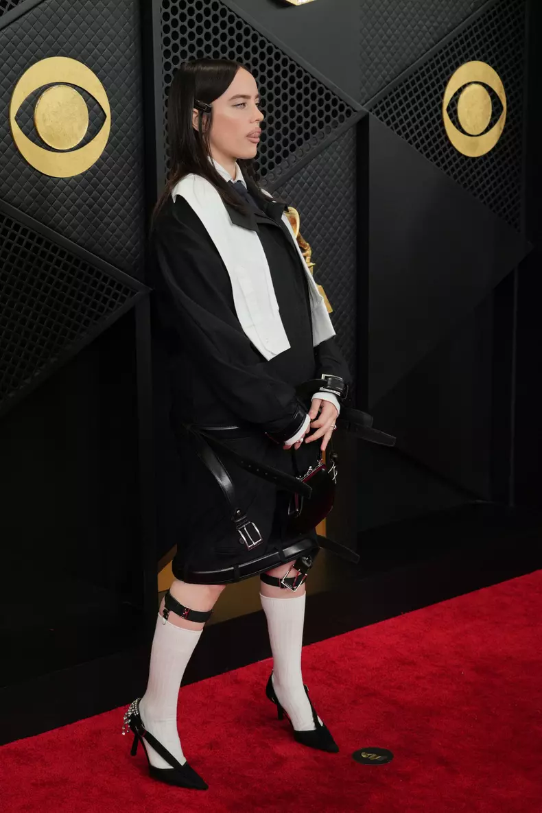Billie Eilish în ținuta gotică pe covorul roșu la Premiile Grammy 2026