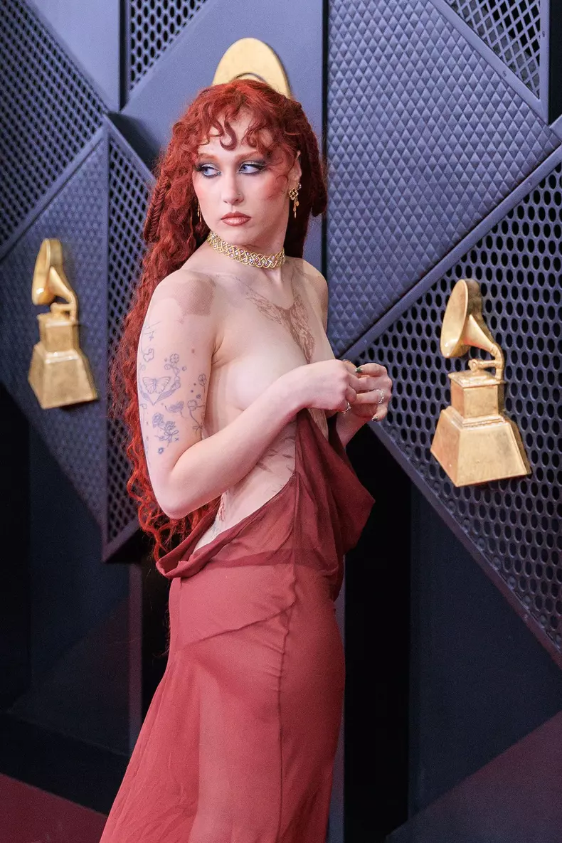 Chappell Roan șochează cu ținuta transparentă pe covorul roșu la Grammy 2026