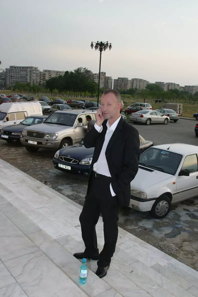 Andrei Gheorghe in curtea Palatului Parlamentului, in 2004