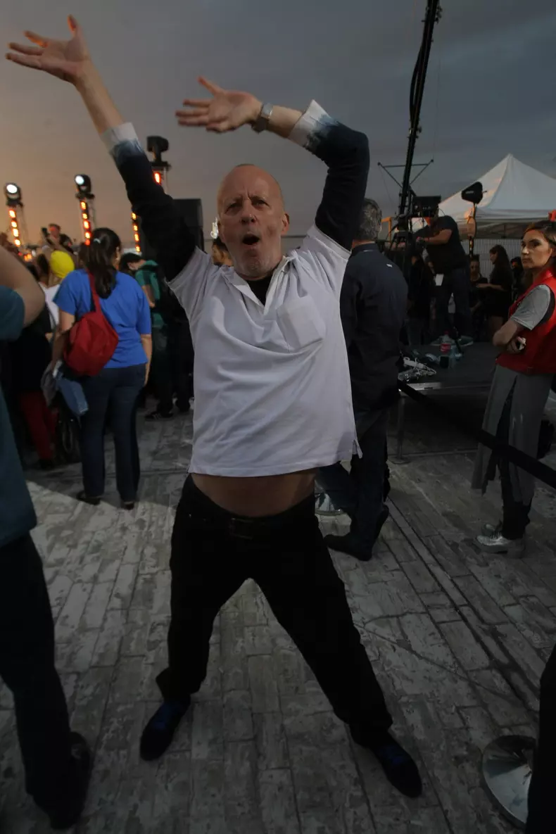 Andrei Gheorghe, pe acoperisul Palatului Parlamentului, la un concert din 2015