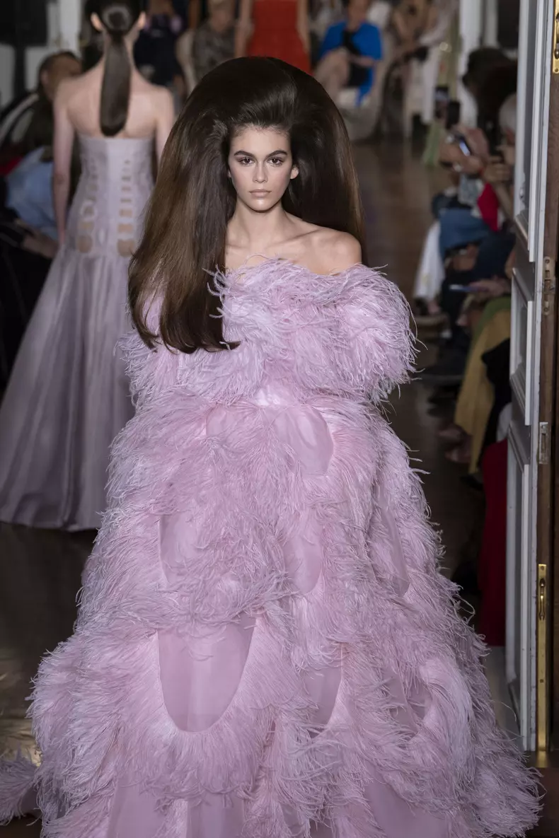 Kaia Gerber și faimoasa ținută cu care a defilat pentru Valentino.
