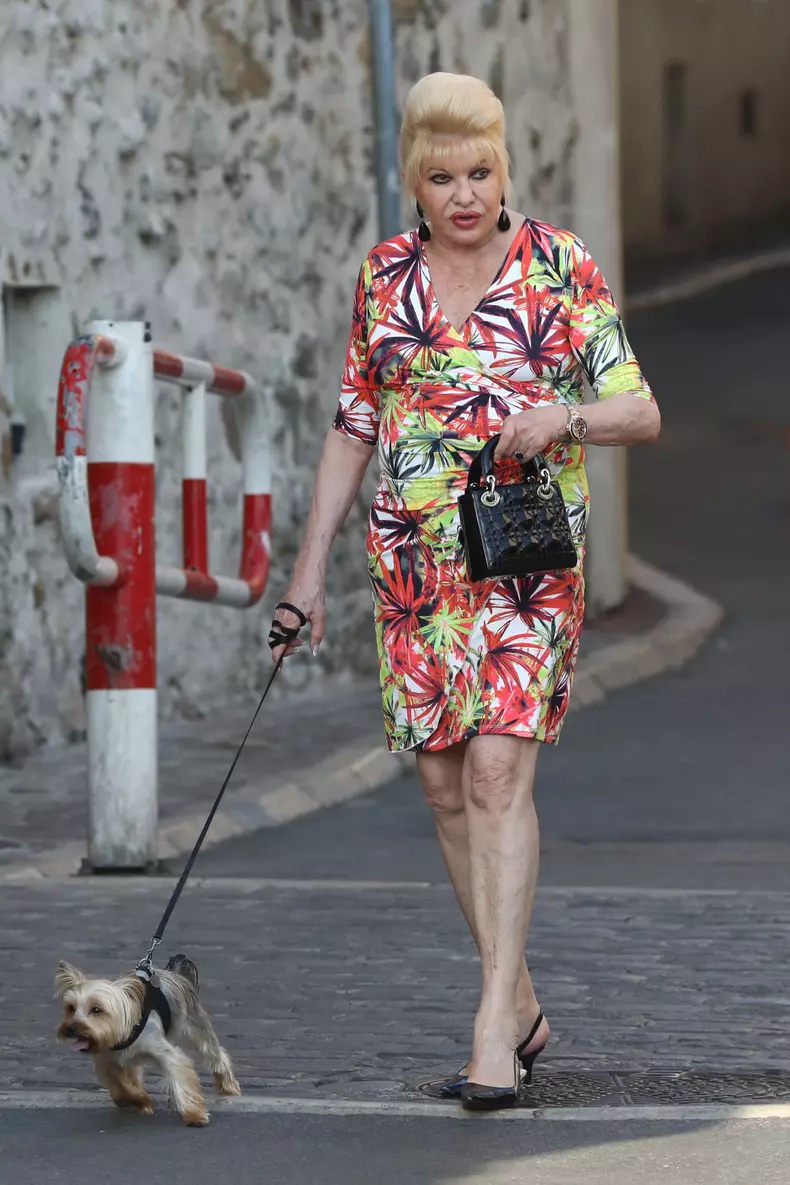 Exclusif - Ivana Trump se promène avec son chien dans les rues de Saint-Tropez